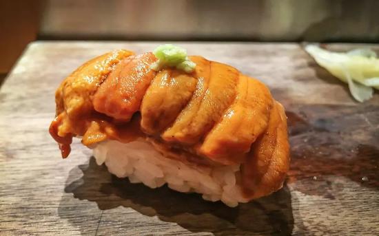 Holding sushi by sea urchin is a big test for the skill of sushi chefs.